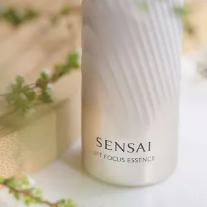 showing close up of Lift Focus Essence